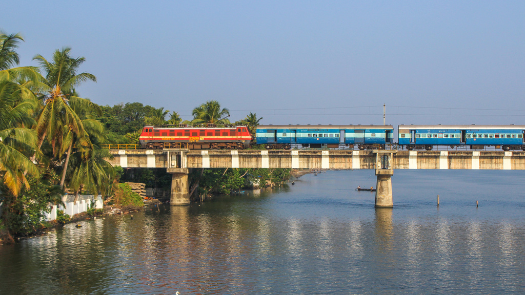 IR WAP-4 22698 / Kumbalam-Aroor Bridge, Kerala — Trainspo