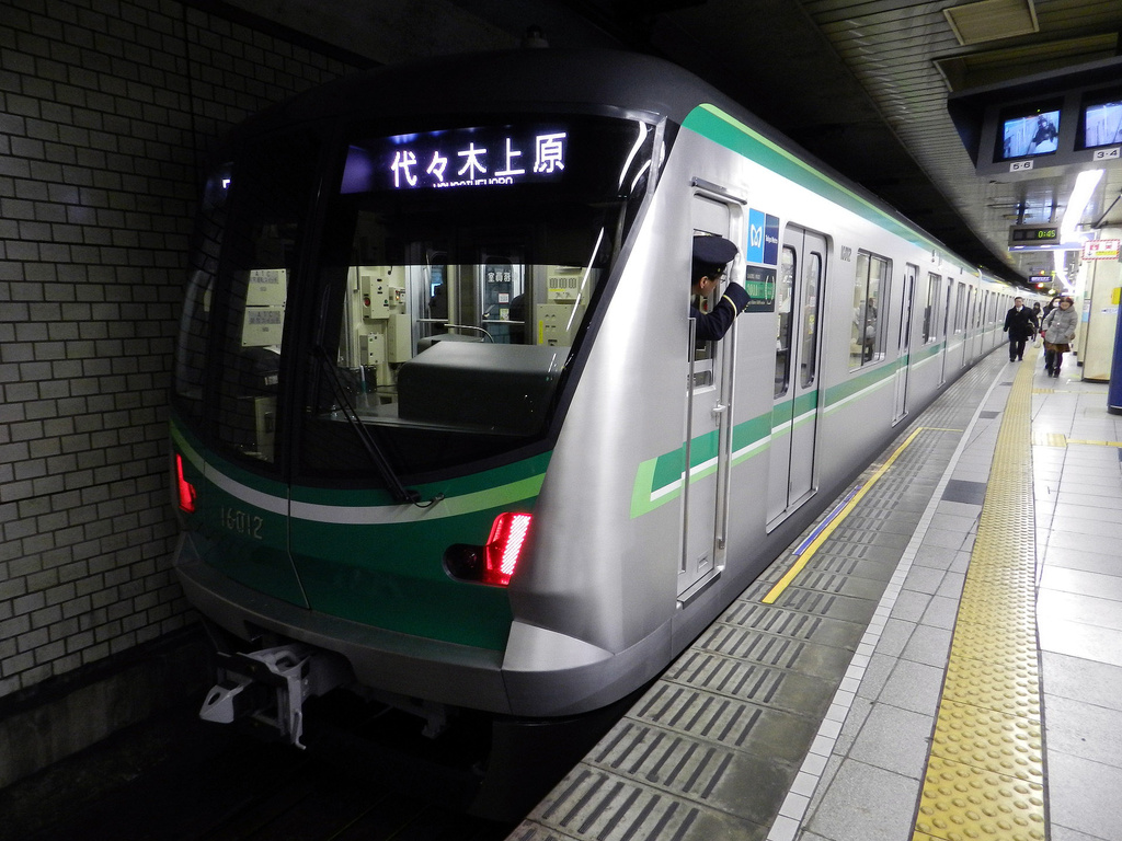 Японское метро. Метрополитен Токио станции. Поезд метро Токио. Вагоны метро Токио. Надземное метро Токио.