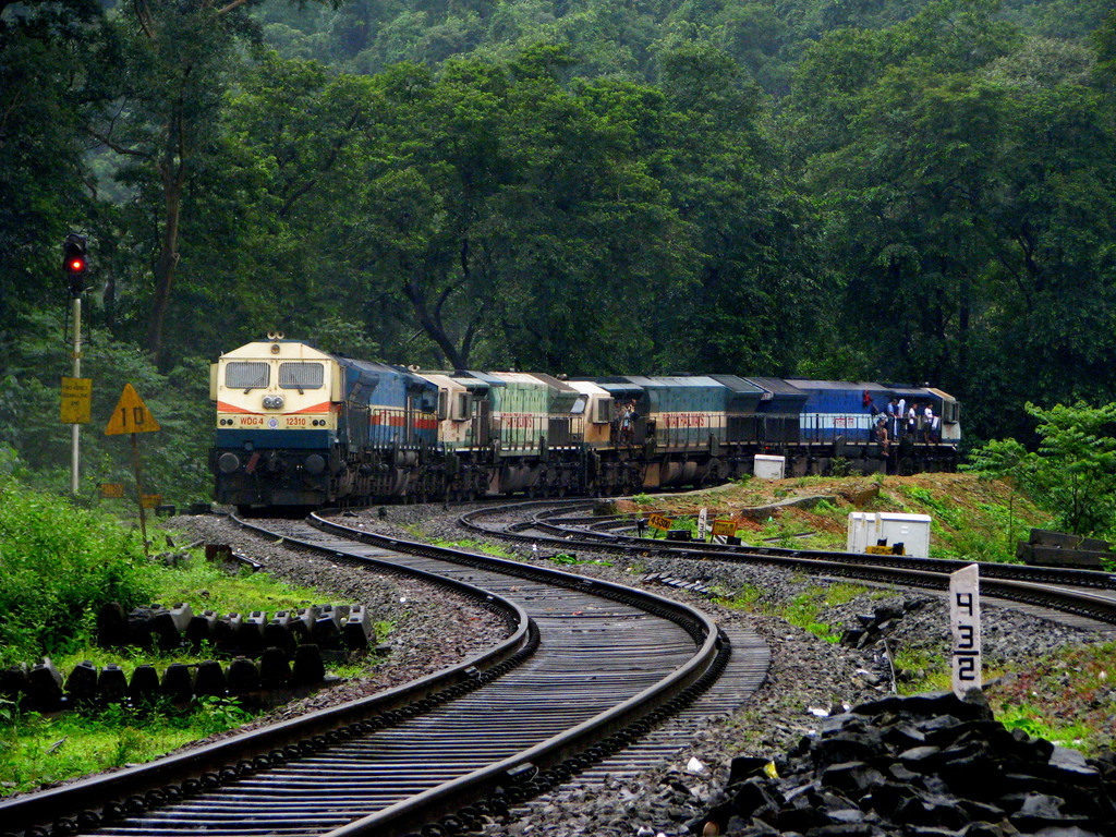 IR WDG-4 12310 / Kulem, Goa — Trainspo