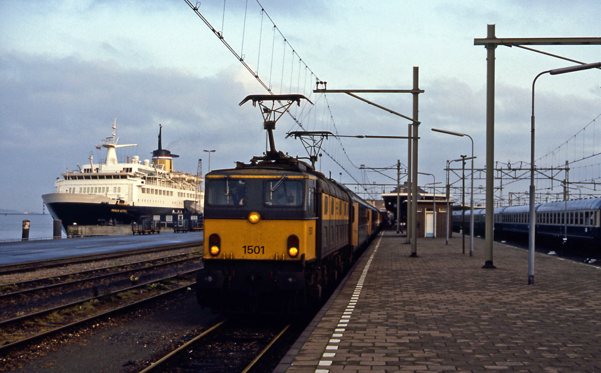 NS 1500 1501 / Station Hoek Van Holland Haven — Trainspo