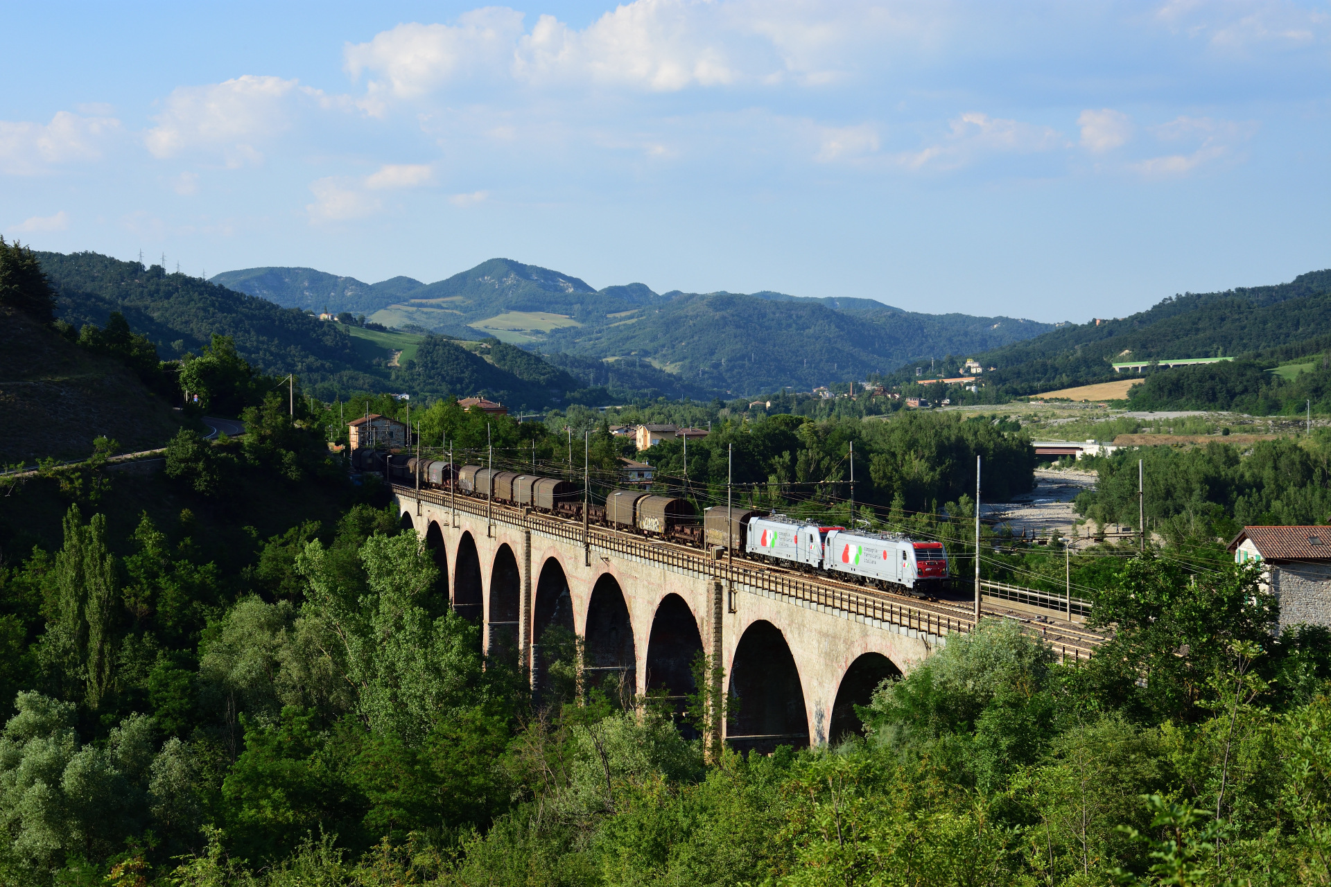 CFI E494 582 / Grizzana railway bridge, Emilia-Romagna — Trainspo