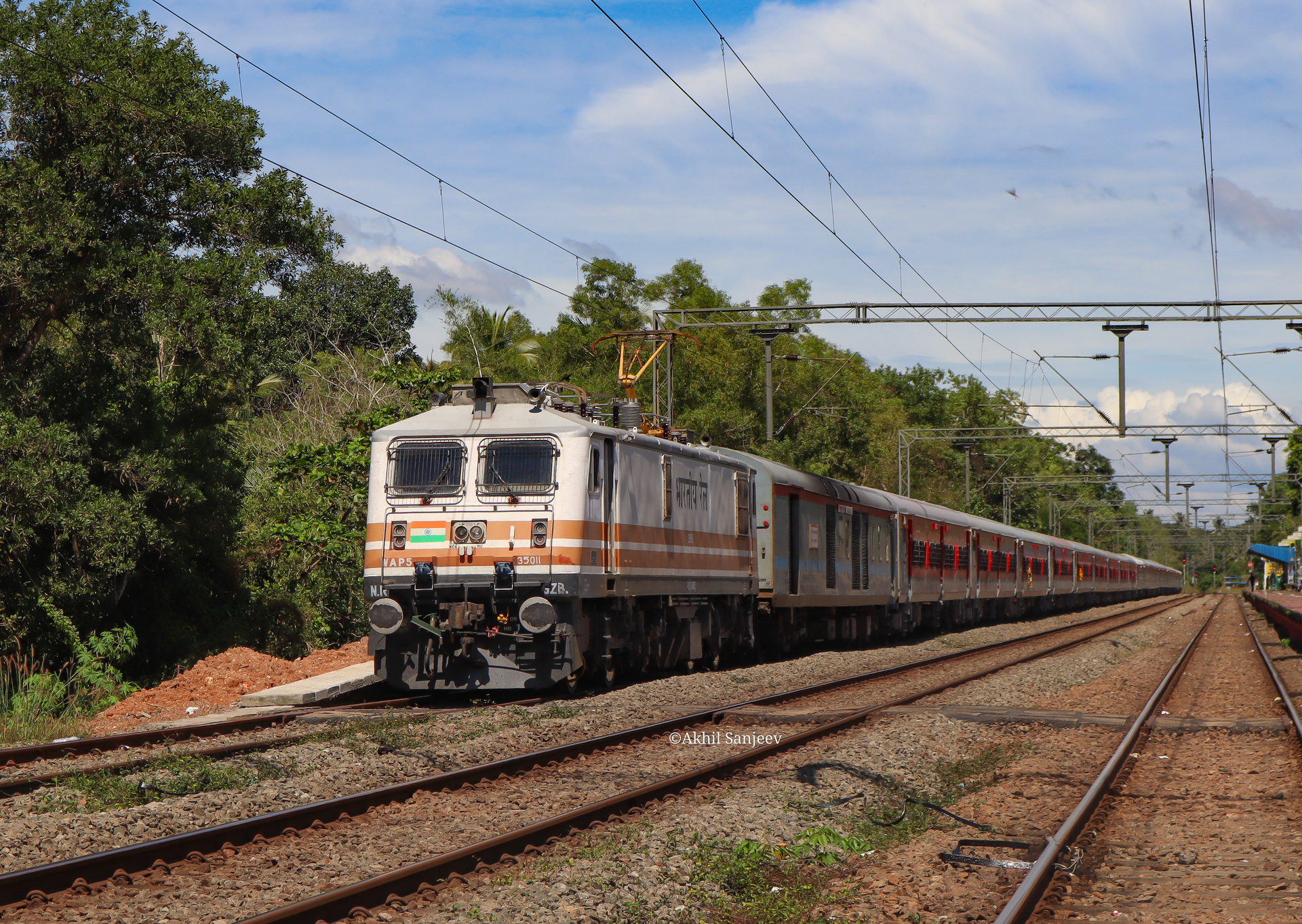 IR WAP-5 35011 / Mararikulam, Kerala — Trainspo