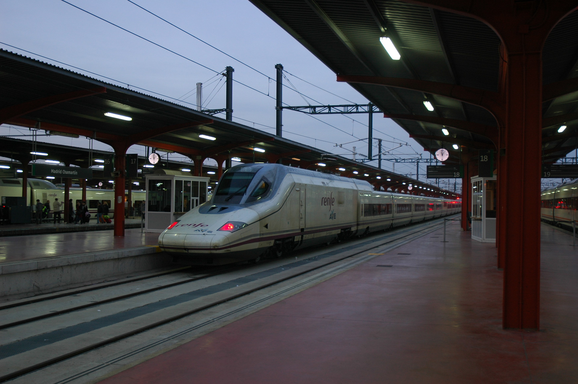 Renfe 102 32   Madrid Chamartin Railway Station — Trainspo