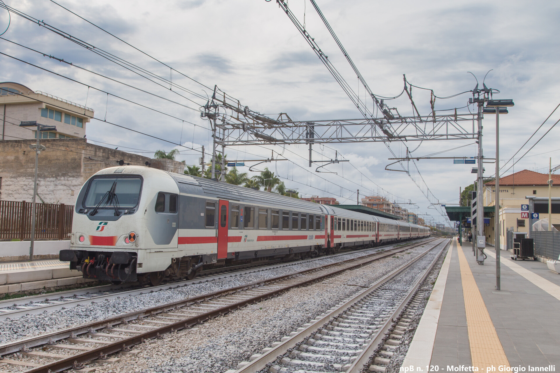 Fs Npb 50 83 80 98 120 Stazione Molfetta Rfi Apulia — Trainspo