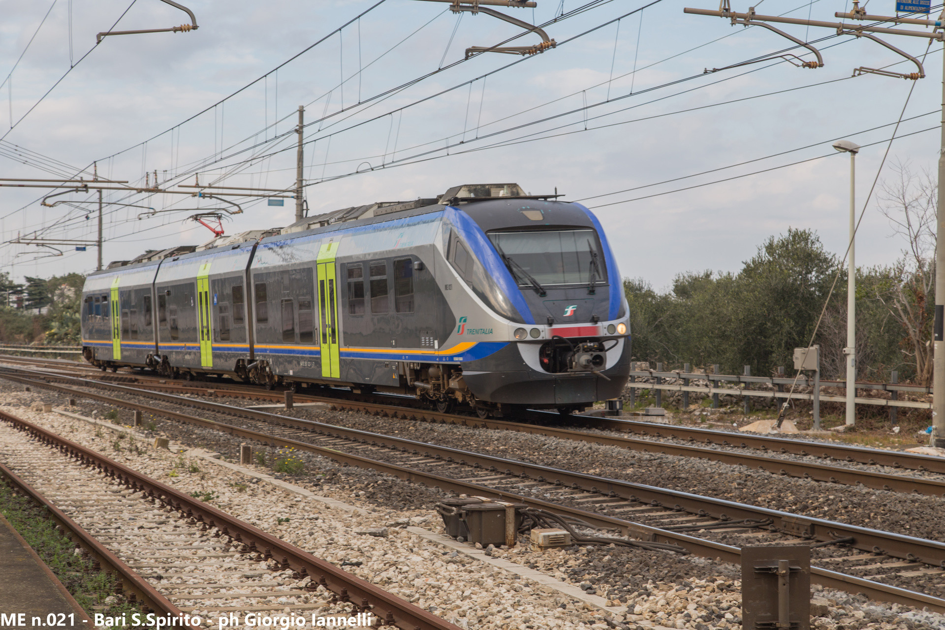 Fs Ale 501 021 Stazione Santo Spirito Rfi Apulia — Trainspo