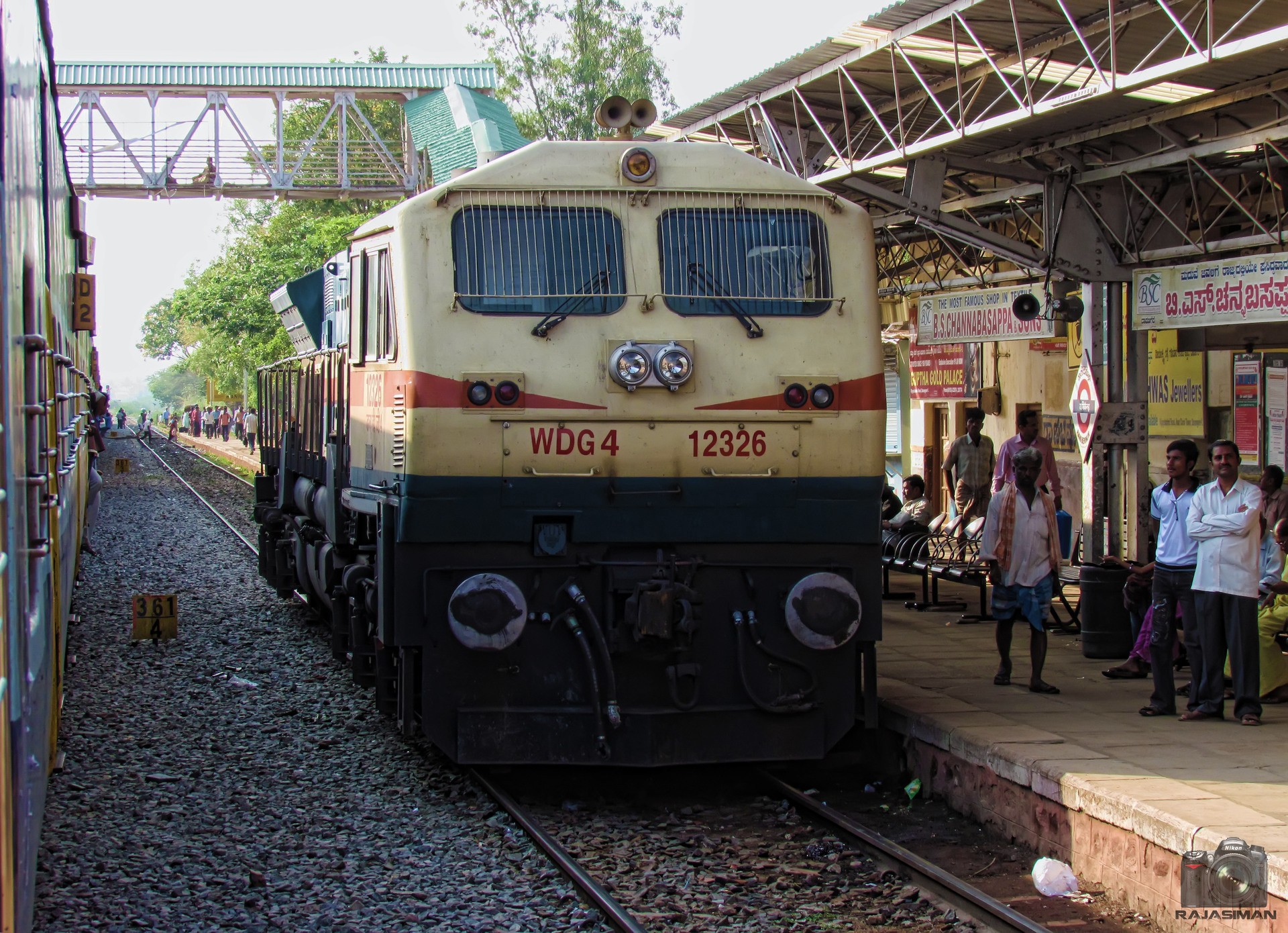 IR WDG-4 12326 / Ranebennur Station, Karnātaka — Trainspo