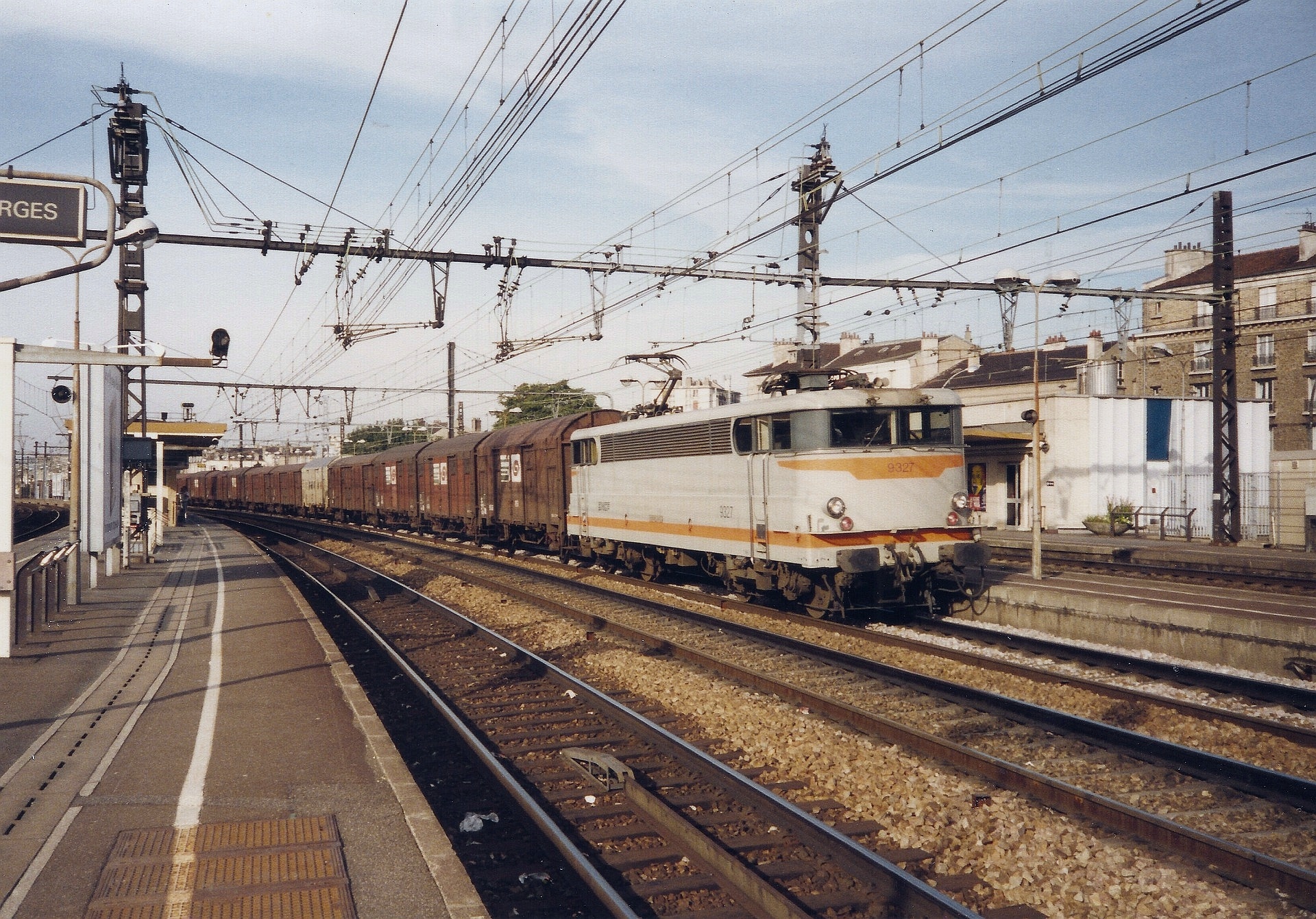 SNCF BB 9300 9327 / Villeneuve-Saint-Georges — Trainspo