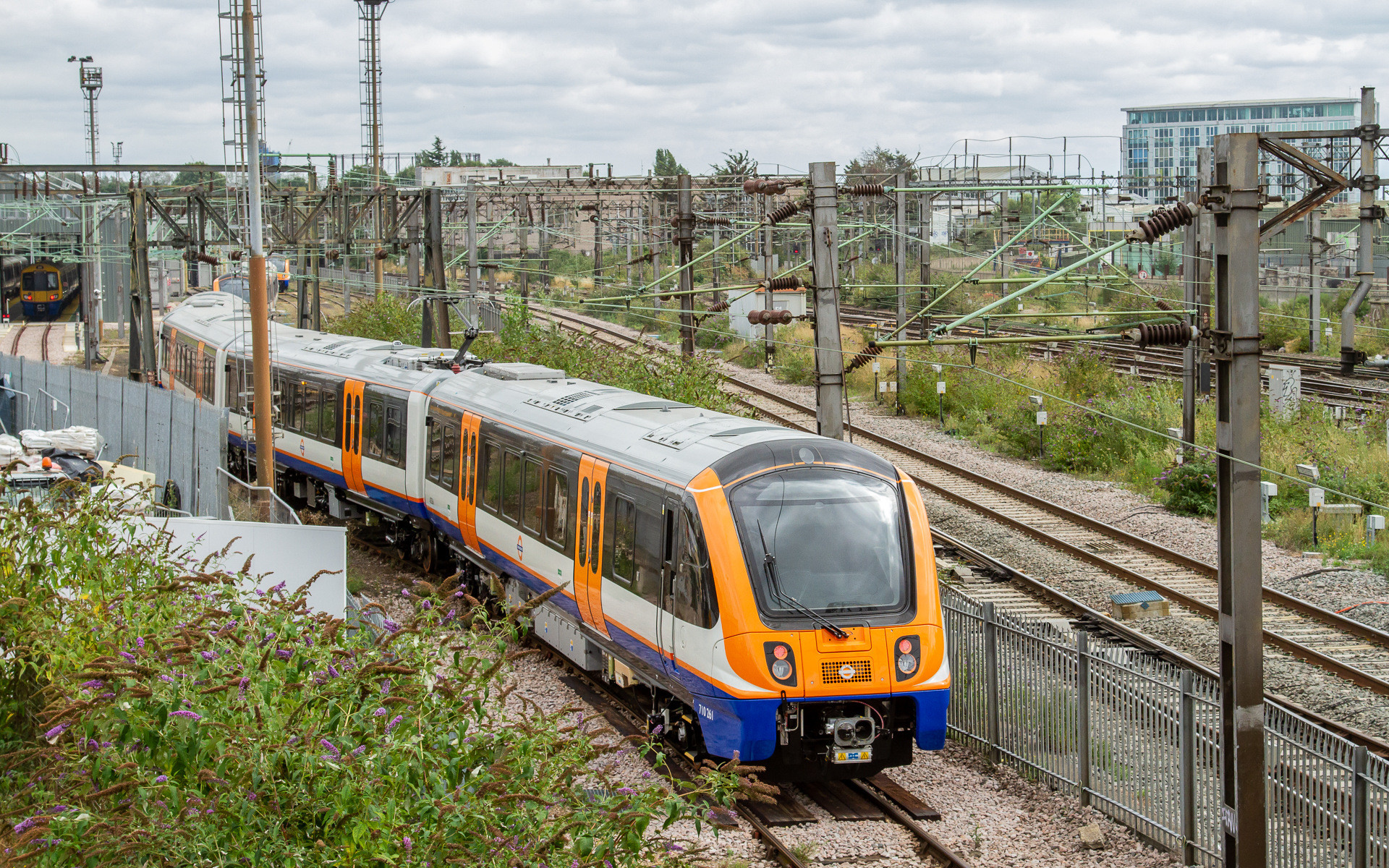 LO 710/2 710251 / Willesden Rail Depot — Trainspo