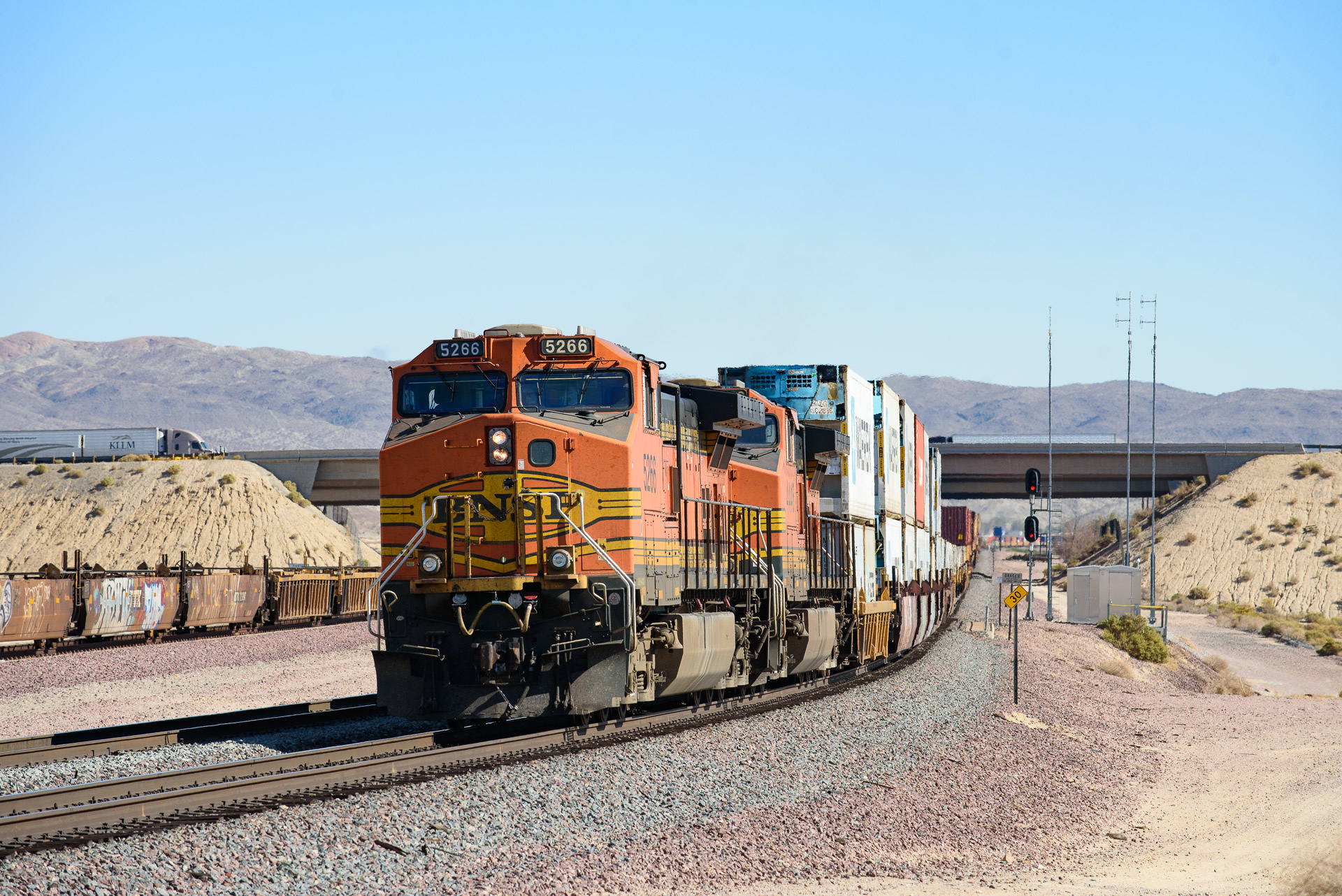 BNSF C44-9W 5266 / Barstow, CA — Trainspo