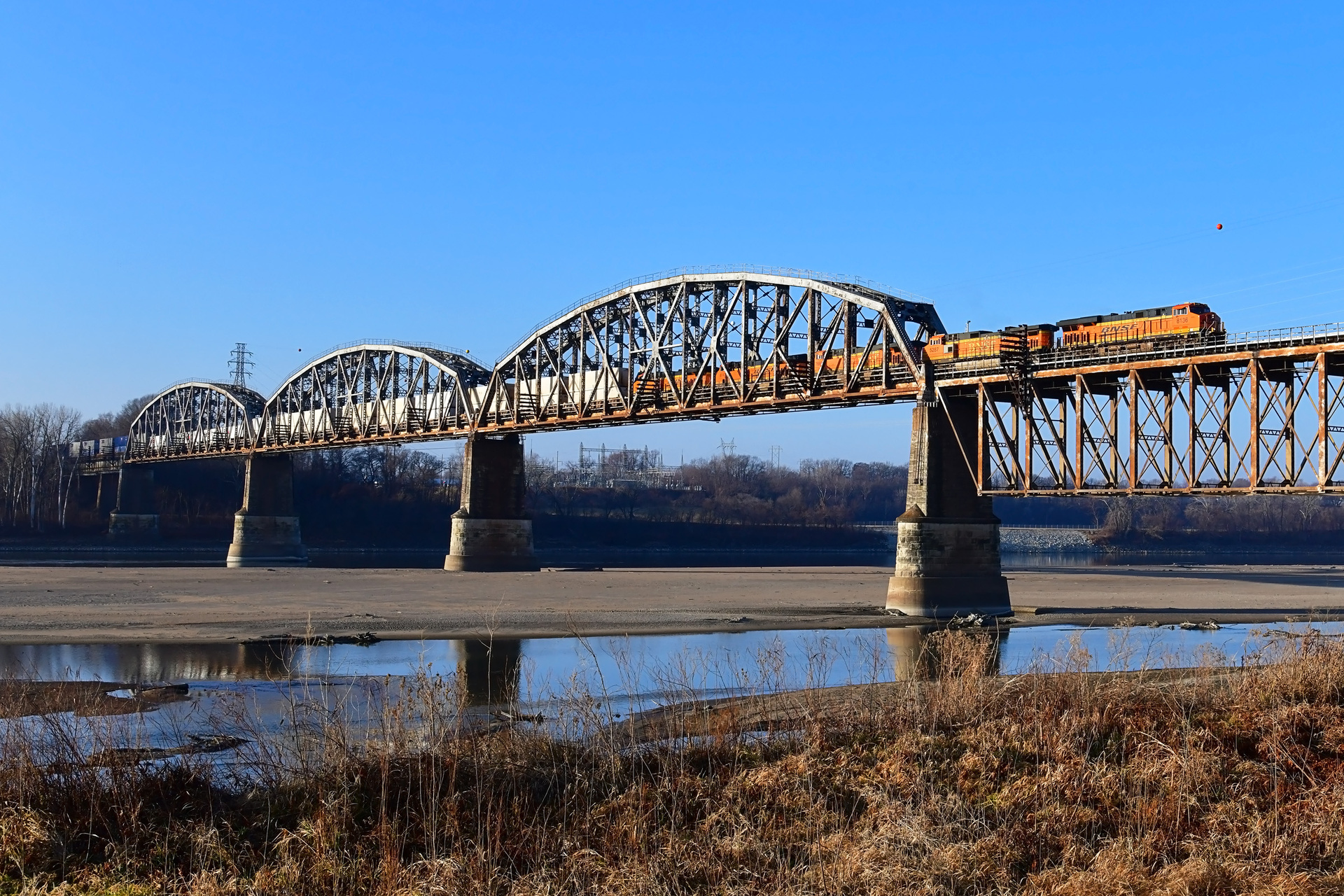 BNSF ES44C4 8136 / Sibley Railroad Bridge, MO — Trainspo